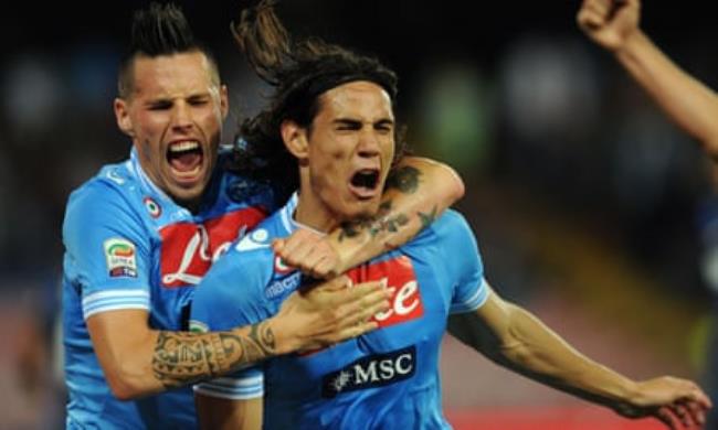 Edinson Cavani of Napoli celebrates after scoring his team’s second against Inter.