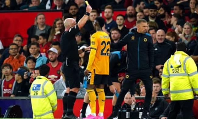 Gary O'Neil (right) is shown a yellow card by referee Simon Hooper