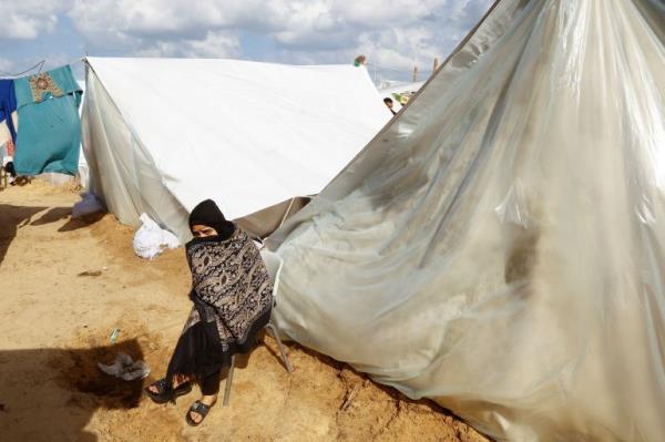 A displaced Palestinian sits by a tent, amid the o<em></em>ngoing co<em></em>nflict between Israel and Palestinian Islamist group Hamas, in a tent camp in Khan Younis in the southern Gaza Strip, November 20, 2023. REUTERS/Ibraheem Abu Mustafa