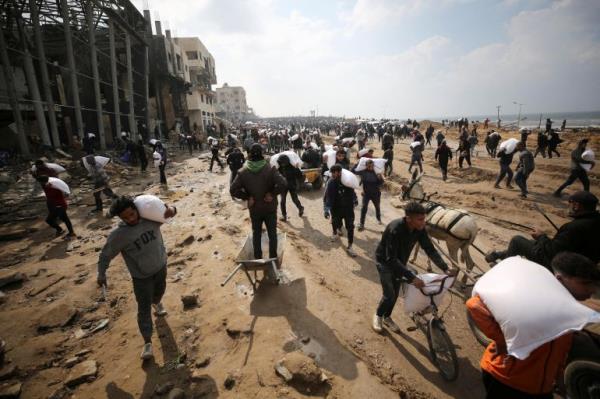 Palestinians collecting aid