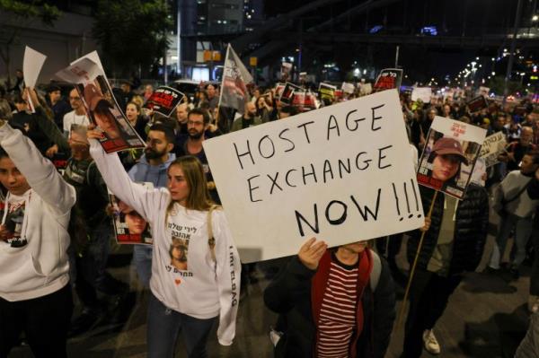 Families and supporters of Israeli captives held by Hamas fighters demo<em></em>nstrate outside the Israeli ministry of defence in Tel Aviv on December 15, 2023, calling for an immediate deal or their release in exchange for Palestinian prisoners.