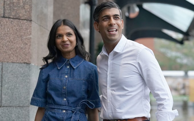 Rishi Sunak and Akshata Murty, his wife, arrive in Manchester on the eve of the Co<em></em>nservative Party Conference