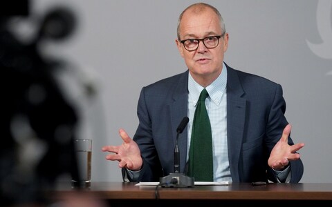 Sir Patrick Vallance giving coravirus data at a briefing at 10 Downing Street