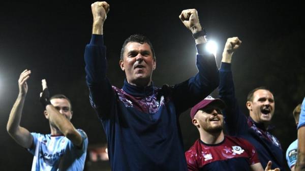 Drogheda United manager Kevin Doherty (C) celebrates his team's win