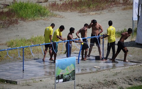 Scouts at the Jamboree in Saemangeum try to keep cool in the heat