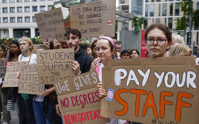 Students protest in support of striking members of the University and College Unio<em></em>n