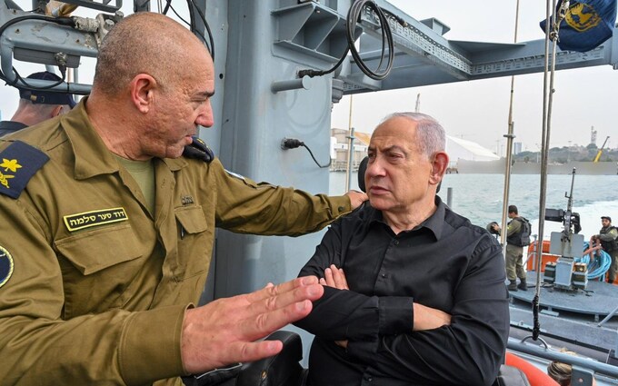 Benjamin Netanyahu visits the southern sector Navy ba<em></em>se in Ashdod.  