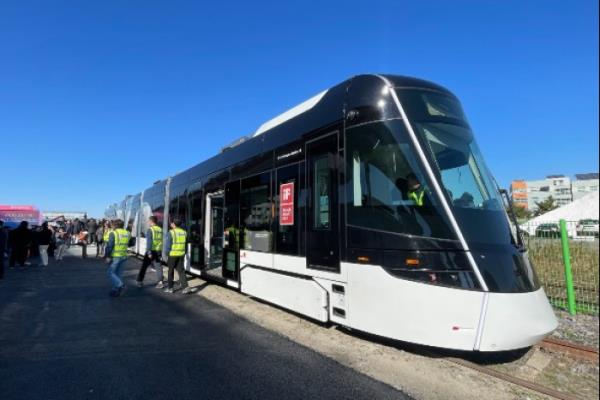 World’s　first　test　driving　hydrogen　train　succeeds　in　Ulsan