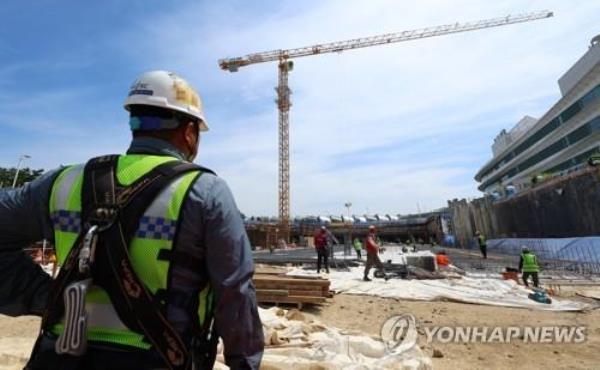 This undated file photo shows a co<em></em>nstruction site in Seoul. (Yonhap) 