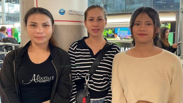 L-R: Sirirat and Chanapa Bupasiri with Palita Saengbun, the daughter of another freed hostage