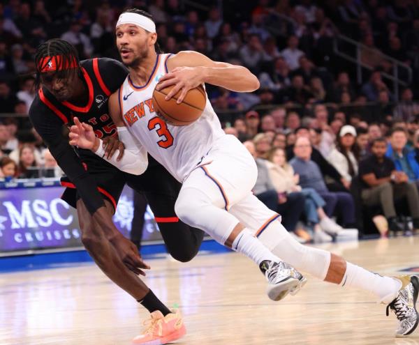 Josh Hart drives to the basket during the second half against the Toro<em></em>nto Raptors.