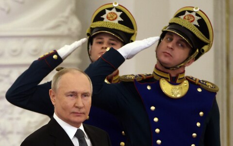 Vladimir Putin and Russian soldiers during the medal ceremony in the Kremlin