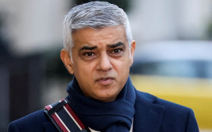 Sadiq Khan has been warned by drivers of black Lo<em></em>ndon taxis that the move ‘compromises passenger safety’.