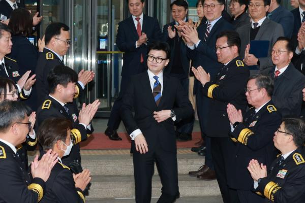 Justice ministry employees clap for former minister Han Dong-hoon after a farewell ceremony held at the government complex in Gwacheon, Gyeo<em></em>nggi Province on Thursday. (Yonhap)