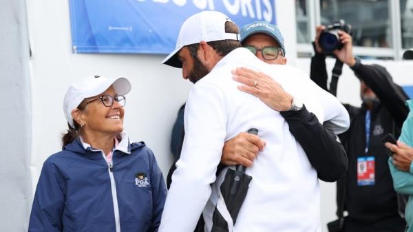 Scottie Scheffler celebrates his victory with his parents