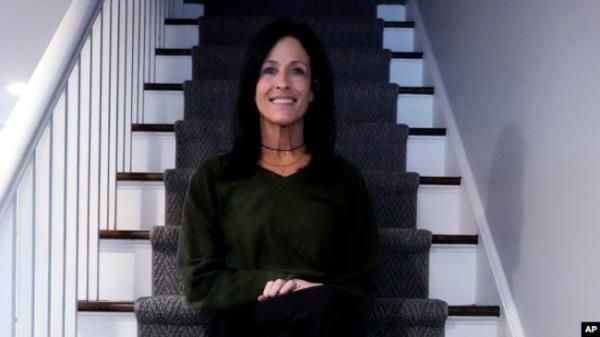 Jill Feldman, 54, poses for a photo at her home in Deerfield, Ill., Friday, Jan. 19, 2024. Lung cancer patient and advocate Jill Feldman takes pills at home that shrink tumors by blocking a signal that tells cancer cells to grow.