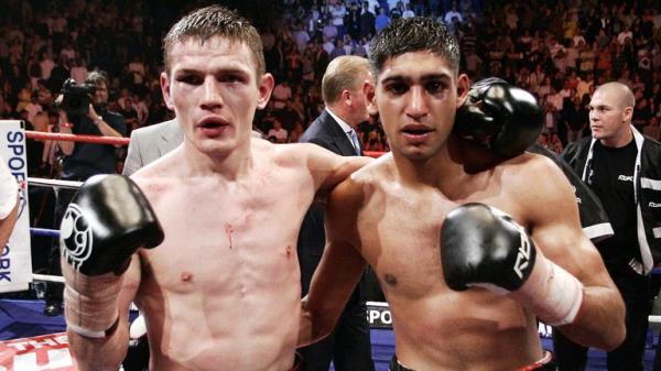 Willie Limond and fight winner Amir Khan at the end of the  fight..</p>

<p>　　Pic: Reuters