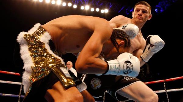 Willie Limond (Rt) in action against Tyrone Nurse.</p>

<p>　　Pic: Reuters