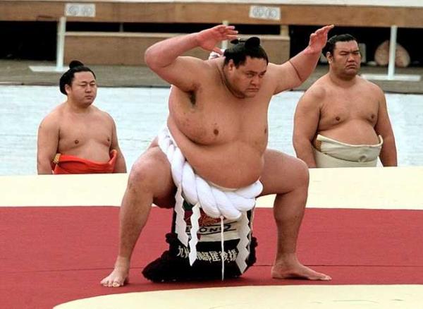 NAGANO, JAPAN:  Sumo wrestlers led by Grand Champion Akebono (C) take the stage at Minami Nagono Sports Park at the opening ceremony of the 18th Winter Olympics in Nagano 07 February. Akebono performed a ring-entering ceremony to drive out the evil spirits. (ELECTRo<em></em>nIC IMAGE) (Photo credit should read STEPHEN JAFFE/AFP via Getty Images)