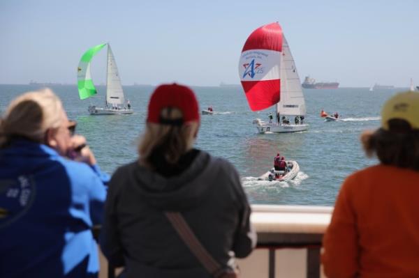 Spectators watch Chris Poole and Ian Williams in the finals...