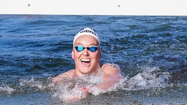 Sharon van Rouwendaal on her way to marathon gold in the River Seine