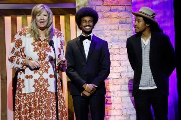 NASHVILLE, TENNESSEE - SEPTEMBER 20: (L-R) Gloria Johnson,  Justin J. Pearson and Justin Jo<em></em>nes speak o<em></em>nstage for the 22nd Annual Americana Ho<em></em>nors & Awards at Ryman Auditorium on September 20, 2023 in Nashville, Tennessee. (Photo by Jason Kempin/Getty Images for Americana Music Association )