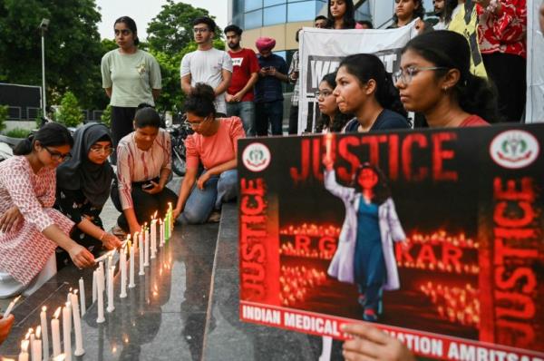 Medical professio<em></em>nals light candles as they pay tribute to a victim of the rape and murder of a young medic from Kolkata, in Amritsar on August 18, 2024 [Narinder NANU / AFP]