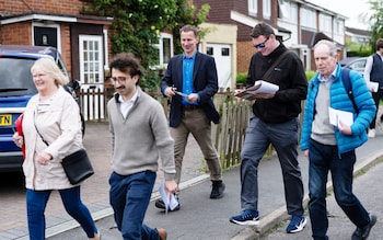 Jeremy Hunt campaigns with his team in his co<em></em>nstituency in Surrey