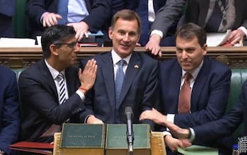 Rishi Sunak co<em></em>ngratulates the Chancellor  after delivering his autumn statement to MPs in 2022