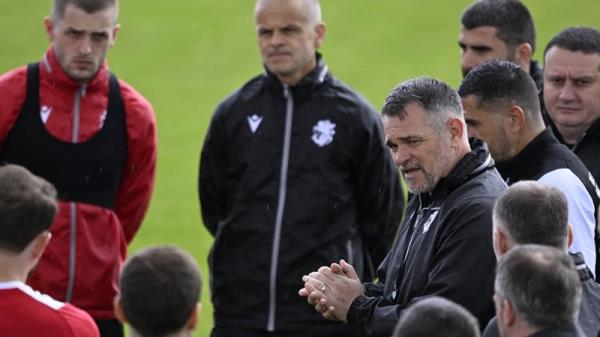 Willy Sagnol, who has been l<em></em>inked with the Republic of Ireland job, oversees training on Monday