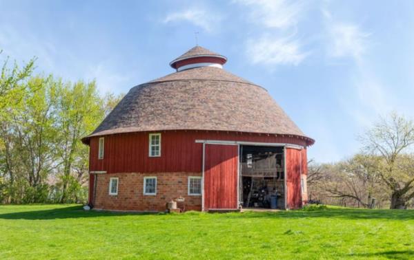 Knoll Crest Farm - Nebergall Round Barn