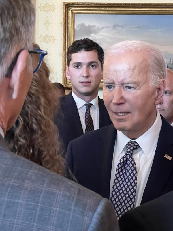 Joe Biden with the impressio<em></em>nist Matt Friend behind him