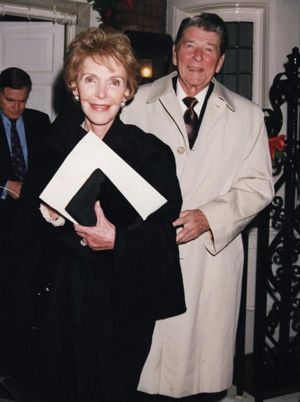 Ro<em></em>nald Reagan standing behind Nancy in 1992