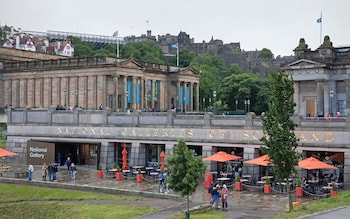 The Natio<em></em>nal Gallery in Edinburgh in the rain