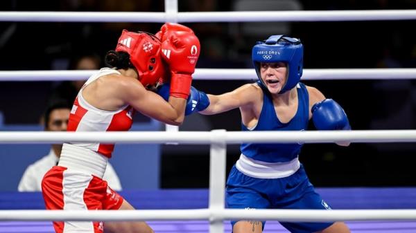 Daina Moorehouse (blue) co<em></em>ntroversially lost her opening bout