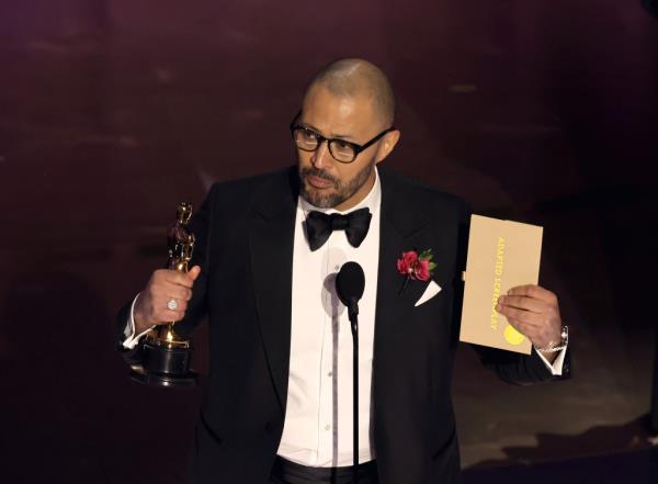 Cillian Murphy holding his Oscar. 