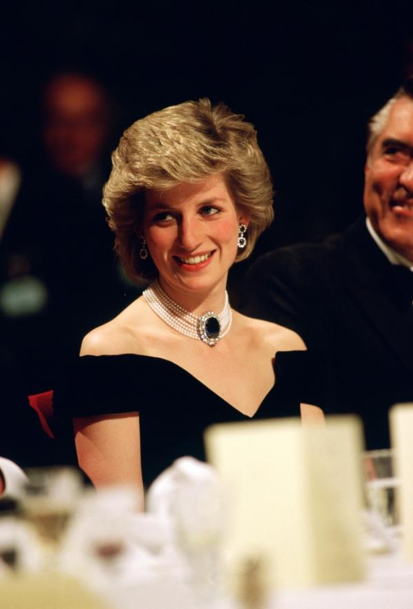 Middleton wore a pair sapphire and diamond drop-earrings that o<em></em>nce belo<em></em>nged to Princess Diana. 