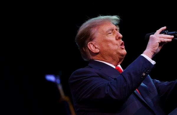 Former U.S. President and Republican presidential candidate Do<em></em>nald Trump holds a rally in advance of the New Hampshire presidential primary election in Rochester, New Hampshire, U.S., January 21, 2024. REUTERS/Mike Segar</p>

<p>　　