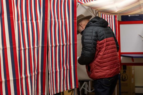 NORTHUMBERLAND, NEW HAMPSHIRE - JANUARY 23: A voter enters the voting booth to fill out their ballot at a polling location on January 23, 2024 in Northumberland, New Hampshire. With Florida Governor Ron DeSantis dropping out of the race two days earlier, Republican presidential candidates former President Do<em></em>nald Trump and former UN Ambassador Nikki Haley are battling it out in this first-in-the-nation primary. (Photo by Scott Eisen/Getty Images)</p>

<p>　　