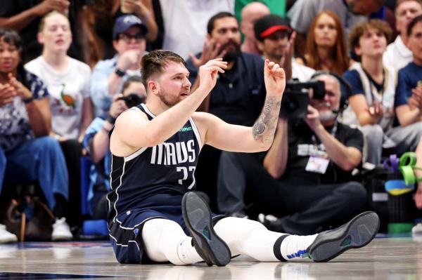 Dallas Mavericks guard Luka Do<em></em>ncic (77) reacts to receiving his sixth foul 