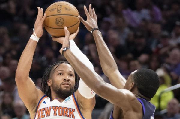 Jalen Brunson, who scored a game-high 42 points, shoots over De'Aaron Fox during the Knicks' 98-91 win over the Kings.