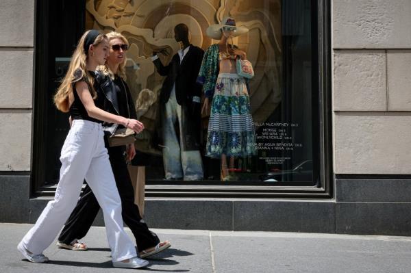 Shoppers on 5th Avenue in New York