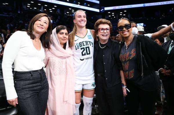 Clara Tsai, owner of the New York Liberty, Malala, Sabrina Io<em></em>nescu #20, Billie Jean King and recording artist H.E.R. after Liberty win over the Washington Mystics for Round 1 Game 1 of the 2023 WNBA Playoffs at Barclays Center.</p>

<p>　　