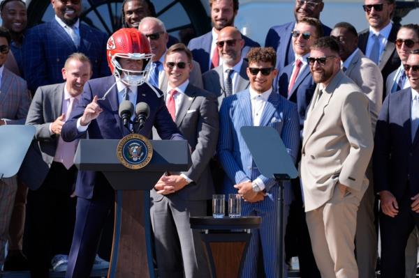 The president spoke into a dead mic while wearing the souvenir.