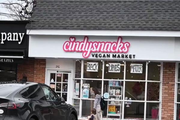 Cindysnacks accused The Savory Fig of passing off a Dunkin doughnut as one of theirs in February. 