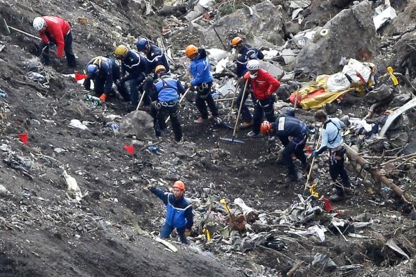 Remains of a March 2015 crash that killed all 150 people aboard the flight is pictured.</p>

<p>　　