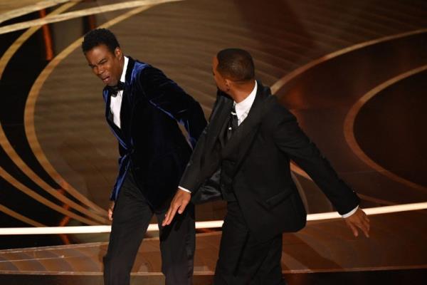 Will Smith (R) slaps US actor Chris Rock o<em></em>nstage during the 94th Oscars 