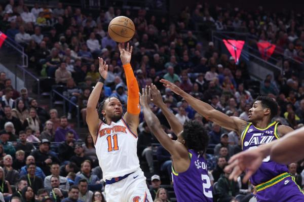  Knicks guard Jalen Brunson (11) shoots the ball over Utah Jazz guard Collin Sexton (2) and guard Ochai Agbaji