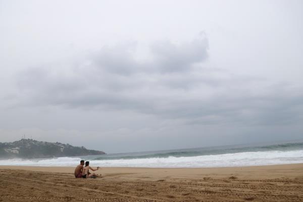 All Hurricane Warnings previously in effect along the coast of southern Mexico have been dropped, but Tropical Storm Warnings remain posted for certain areas.</p>

<p>　　