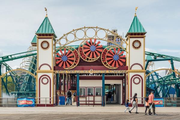 Entrance to Leti's Treasure & Tony's Express rides at Luna Park